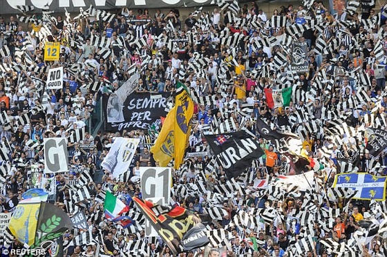 Khán giả đến chật kín sân Juventus Arena để cổ vũ đội nhà