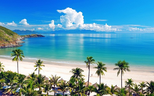 Đó là Nha Trang, nơi mà khi đến bạn cảm giác như trời trong xanh hơn, nước biển xanh hơn và cát trắng mịn hơn.