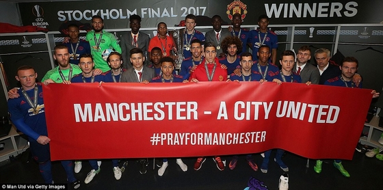 Cầu thủ MU cùng cầu nguyện cho nạn nhân thiệt mạng tại Manchester