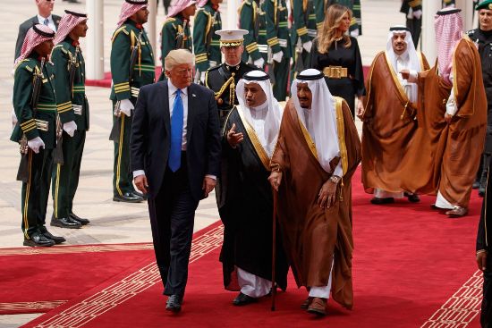 Tổng thống Donald Trump và Quốc vương Ả-rập Xê-út Salman bin Abdulaziz Al Saud ở Sân bay Quốc tế King Khalid