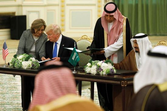Quốc vương Ả-rập Xê-út Salman bin Abdulaziz Al Saud và Tổng thống Mỹ Donald Trump ký một thỏa thuận an ninh chung ở Riyadh