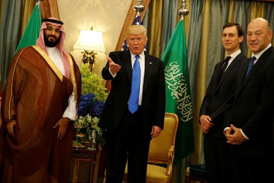 Tổng thống Donald Trump đang phát biểu trước các phóng viên ở Ả-rập Xê-út