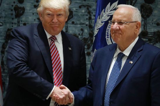 Tổng thống Donald Trump bắt tay Tổng thống Israel Reuven Rivlin sau cuộc họp báo tại dinh thự của tổng thống ở Jerusalem