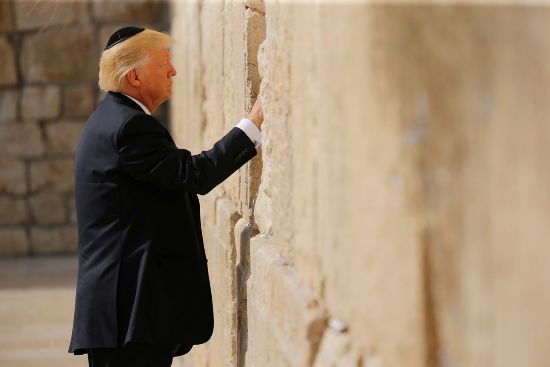 Tổng thống Trump chạm tay vào Bức tường Phía Tây. Hôm 22/5, ông Trump đã trở thành vị Tổng thống Mỹ đương nhiệm đầu tiên tới thăm Bức tường phía Tây ở Jerusalem. Bức tường phía Tây (Bức tường Than khóc) ở Jerusalem là điểm cầu nguyện linh thiêng nhất của người Do Thái.