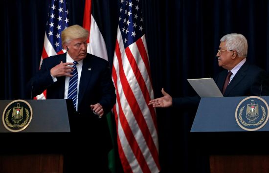 Tổng thống Palestine Mahmoud Abbas bắt tay Tổng thống Donald Trump trong cuộc họp báo chung ở Bethlehem, khu Bờ Tây