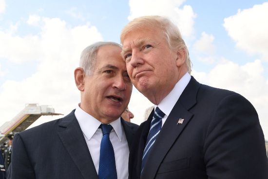 Thủ tướng Israel Benjamin Netanyahu trò chuyện với Tổng thống Mỹ Donald Trump trước khi ông chủ Nhà Trắng rời Tel Aviv để lên đường tới Rome