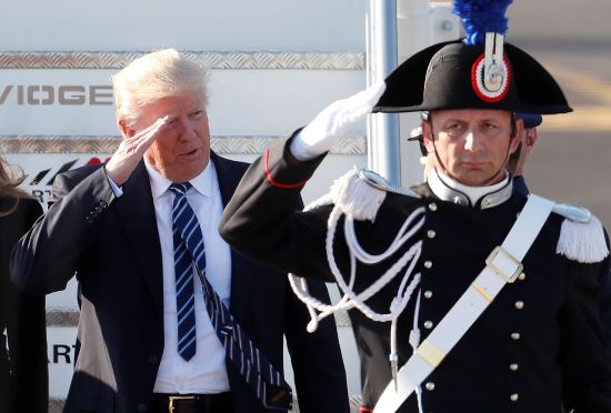 Tổng thống Trump khi vừa đặt chân đến Sân bay Leonardo da Vinci-Fiumicino ở Rome, Italia