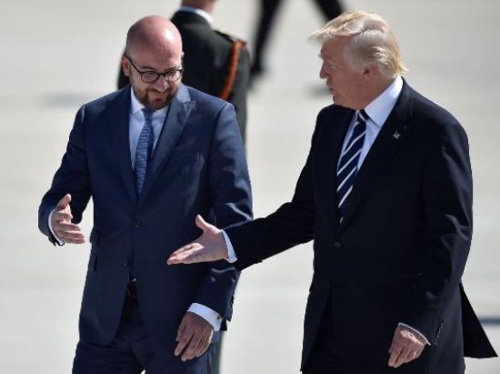 Tổng thống Trump bắt tay Thủ tướng Bỉ Charles Michel ở Sân bay Brussels của Bỉ