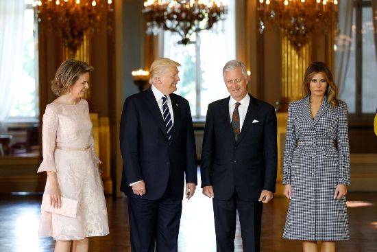 Tổng thống Mỹ Donald Trump và Đệ nhất phu nhân Melania Trump chụp ảnh với Nhà vua Bỉ Philippe và Hoàng hậu Mathilde trong Cung điện ở Brussels.