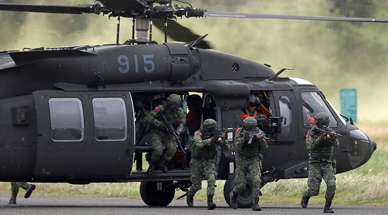 Binh sĩ Đài Loan đổ bộ từ trực thăng xuống chiến trường giả định