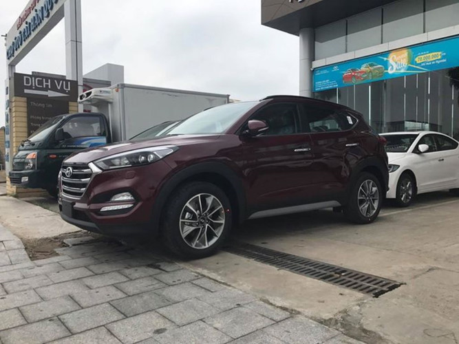 Cách đây ít ngày, hình ảnh mẫu xe Hyundai Tucson 2017 đã được lan truyền nhanh chóng trên mạng xã hội khi xuất hiện tại một số đại lý của Hyundai tại miền Nam. Mới đây, mẫu xe này cũng đã xuất hiện tại một đại lý của Hyundai ở Hà Nội.