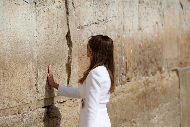 Hình ảnh Đệ nhất phu nhân Melania Trump chạm tay vào Bức tường Than khóc ở Thành cổ Jerusalem.