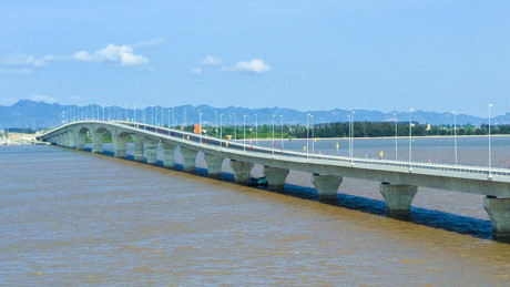 Cầu được xây dựng bằng bê tông cốt thép dự ứng lực với phương pháp tiên tiến lắp ghép từng nhịp