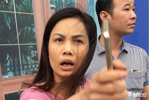 Người phụ nữ có hành vi lăng mạ chiến sĩ CSGT Hà Nội (nguồn ảnh cắt từ clip).
