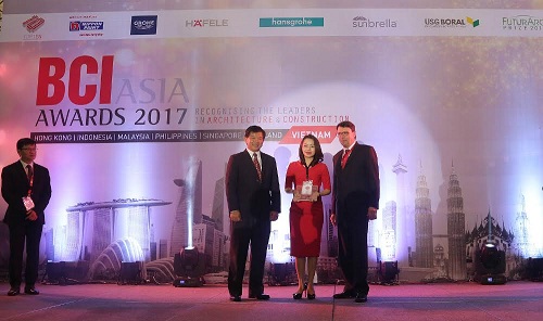 Đại diện FLC nhận giải “Top 10 nhà phát triển tốt nhất Việt Nam” thuộc khuôn khổ giải thưởng BCI Asia Awards