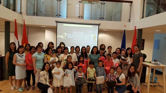 Đại sứ Việt Nam gặp gỡ thiếu nhi và nữ kiều bào tại Hà Lan