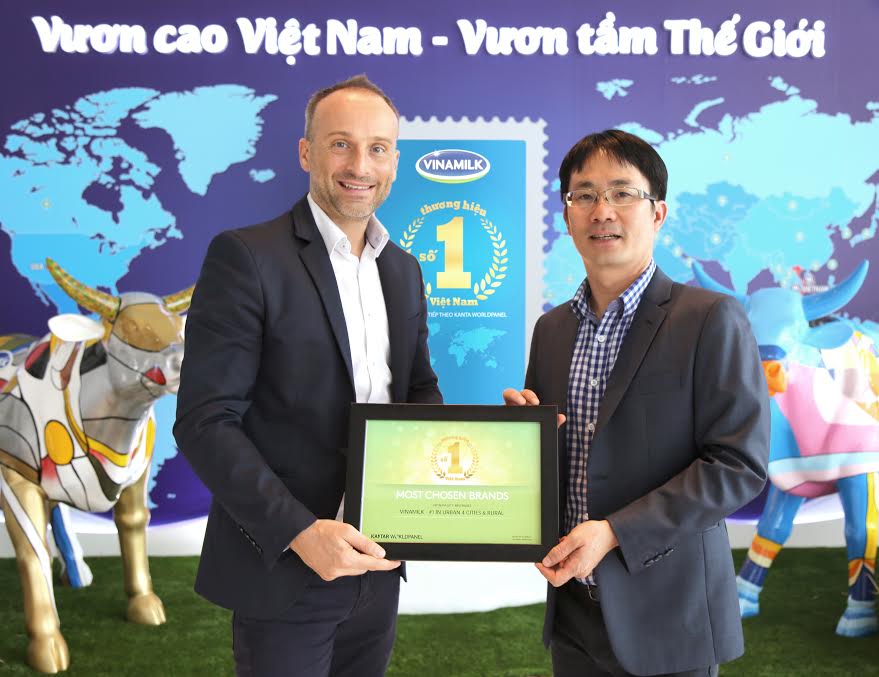 Ông David Anjoubault, Tổng Giám đốc Kantar World Panel trao chứng nhận “Thương hiệu số 1 Việt Nam” cho Ông Phan Minh tiên – Giám đốc điều hành Vinamilk