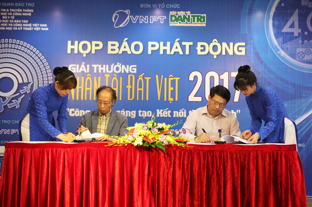Lãnh đạo báo Dân trí cùng đại diện Tập đoàn Bưu chính Viễn thông Việt Nam (VNPT) đã ký thỏa thuận đồng tổ chức Giải thưởng Nhân tài Đất Việt 2017.