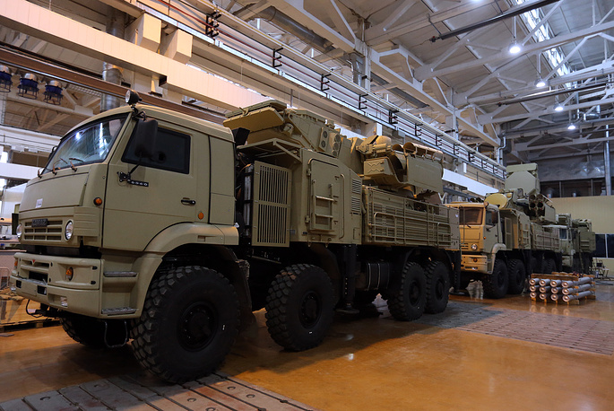 Hệ thống tên lửa Pantsir-S.  Pantsir-S1 (NATO gọi là: SA-22 Greyhound) là một tổ hợp tên lửa/pháo phòng không có khả năng tiêu diệt hầu hết các mục tiêu trên không trong phạm vi ngắn và trung. Đây là một trong những hệ thống phòng không tầm gần tiên tiến nhất của Nga hiện nay.  Hệ thống pháo-tên lửa phòng không Pantsir-S do Viện thiết kế KBP ở thành phố Tula nghiên cứu chế tạo năm 1994 và lần đầu tiên được trưng bày tại triển lãm hàng không MAKS-1995. Từ đó, hệ thống được hiện đại hóa đáng kể, biến thể mới nhất đã được trưng bày tại triển lãm MAKS-2007.