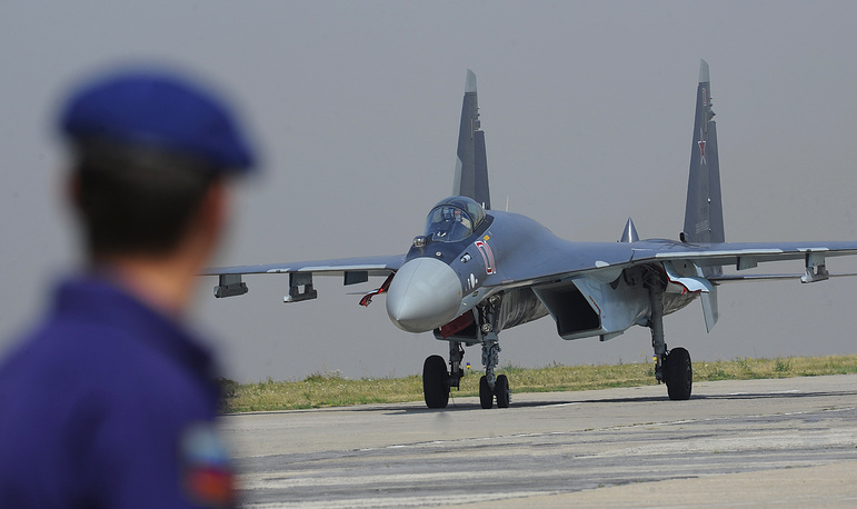 Chiến đấu cơ đa nhiệm Su-35. Sukhoi Su-35S là máy bay tiêm kích hạng nặng, tầm xa, đa năng có khả năng chiếm ưu thế trên không và yểm hộ hỏa lực mặt đất .  . Bản thân chiến đấu cơ thế hệ 4++ này có dải công tác rất rộng, bao gồm cả khả năng độc lập tác chiến. Tính năng chiến đấu của Su-35 có thể tương đương với nhiều dòng máy bay thế hệ 5. Nó được ca ngợi là máy bay tiêm kích thế hệ 4++ sử dụng công nghệ thế hệ thứ 5.