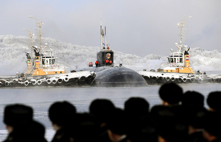 Tàu ngầm hạt nhân lớp Borei mang tên Vladimir Monomakh ở căn cứ của Hạm đội phương Bắc. Tàu ngầm lớp Borei nằm trong một dự án nâng cấp lực lượng tấn công hạt nhân dưới biển của Hải quân Nga với trị giá 755 triệu USD.    Tàu ngầm lớp Borei có chiều dài 170m, rộng 13,5m, lượng choán nước tối đa đạt đến 24.000 tấn. Tàu có khả năng lặn ở độ sâu tối đa 480m và di chuyển với tốc độ 29 dặm/giờ. Tàu có thể hoạt động độc lập trong 90 ngày đêm với thủy thủ đoàn 107 người mà không cần hỗ trợ từ bên ngoài. Tàu ngầm hạt nhân lớp Borei được kỳ vọng sẽ trở thành xương sống của lực lượng tàu ngầm tên lửa đạn đạo chiến lược Nga sau năm 2018, thay thế các tàu ngầm đã già cỗi thuộc lớp Typhoon, Delta-3 và Delta-4. Các chuyên gia Nga từng ca ngợi tàu ngầm lớp Borei là loại tàu ngầm tấn công uy lực nhất thế giớ với biệt danh là 