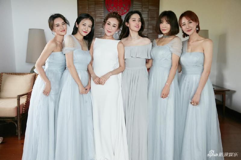 Chu Dương chụp ảnh cùng những người bạn thân trong ngày cưới.