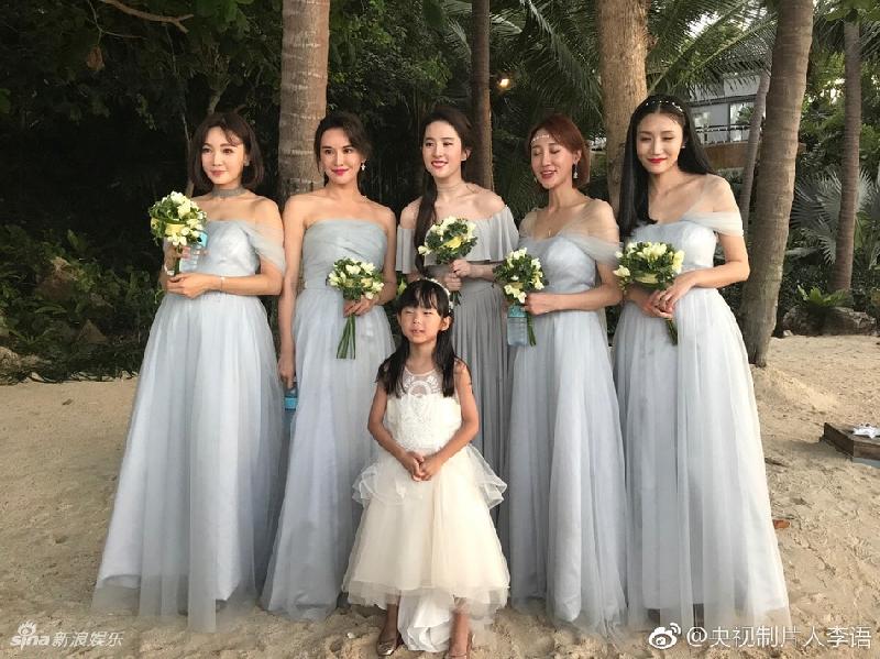Truyền thông cho hay Lưu Diệc Phi đã khóc trong ngày cưới bạn. Gần đây, báo chí đưa tin cô đang lên kế hoạc cho hôn lễ của chính mình và Song Seung Hun.
