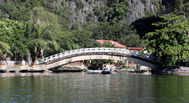 Trước khi vào cánh đồng lúa Tam Cốc, du khách phải đi thuyên qua cây cầu nối 2 khu nghỉ dưỡng.