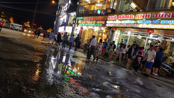  Đường Xuân Viên, một trong những khu vực có giá bất động sản đắt đỏ nhất của Sa Pa cũng không khá khẩm hơn. Thậm chí nhiều nhà hàng tại khu vực này xả thẳng nước ra đường, tạo nên cảnh nhớp nháp, bẩn thỉu.