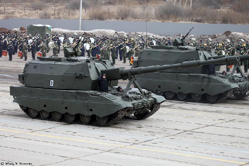 2S35 Koalitsiya-SV, lựu pháo tự hành mới nhất của quân đội Nga. Nó được công khai lần đầu trong lễ diễu binh kỷ niệm 70 năm chiến thắng phát xít Đức vào năm 2015.