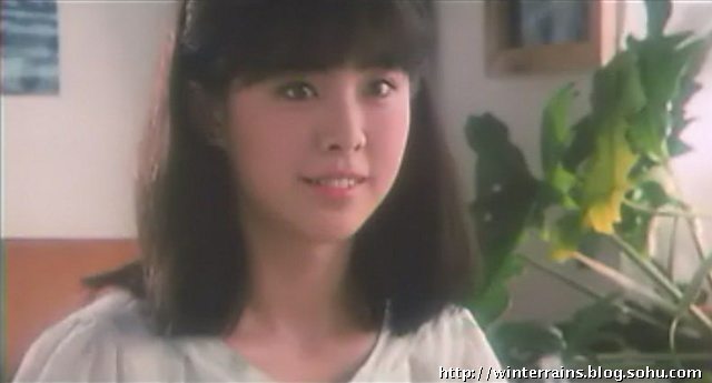Vương Tổ Hiền năm 19 tuổi xuất hiện trong một bộ phim nhựa nhỏ đã nhanh chóng gây ấn tượng với đôi mắt sáng và bờ môi đầy đặn. 
