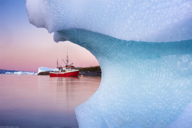 Khung cảnh đặc trưng của Greenland là những tảng băng trôi khổng lồ bao quanh bờ biển.