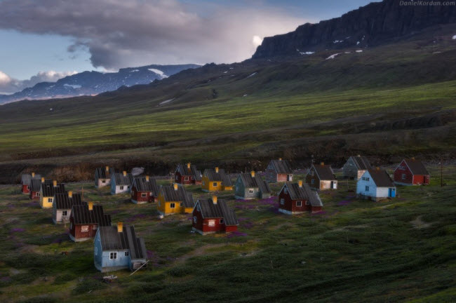 Phần lớn dân ở Greenland là người Eskimo. Họ sinh sống trong những ngôi nhà nhỏ trên thảo nguyên rộng lớn.