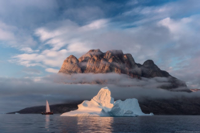 Vào mùa hè, nhưng ngọn núi cao nhất trên đảo Greenland được cởi bỏ lớp tuyết trên bề mặt, lộ ra vẻ hùng vĩ.