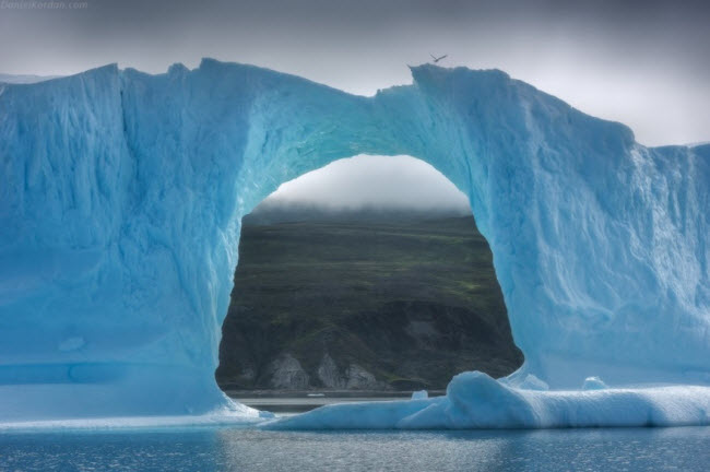 Tảng băng trống như cổng vòm khổng lồ dẫn du khách tới vùng đất lạnh giá ở Bắc Cực.