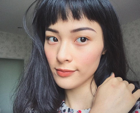 Hạ Vi đăng tải hình ảnh selfie với mái tóc ngố mới cắt. Nhiều người nhận xét ‘cô Tấm’ hơi gầy gò và nên đổi kiểu tóc khác cho phù hợp hơn.
