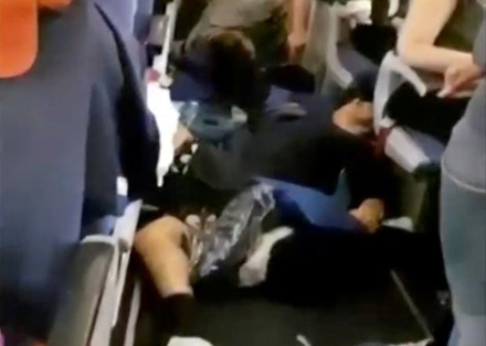 Hành khách bị thương nằm trên sàn sau khi máy bay của hãng Aeroflot đi vào vùng thời tiết nhiễu động. Ảnh: Reuters.