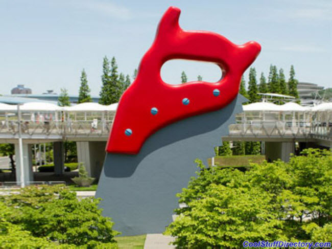 5. Cưa quái vật, Nhật Bản: Một trong những bức tượng điêu khằc bắt mắt nhất thế giới là tác phẩm Cưa quái vật tại Trung tâm triển lãm quốc tế Tokyo, Nhật Bản. Bức tượng có chiều cao 15,4m với phần tay cầm màu đỏ nhô lên mặt đất. Đây là tác phẩm của hai nghệ sĩ Claes Oldenburg và Coosje Van Bruggen.