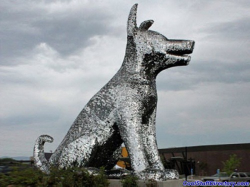  6. Chó bạc khổng lồ, Mỹ: Nằm bên ngoài trung tâm cứu hộ động vật ở thành phố Denver, bức tượng chó cao 6m trở nên lấp lánh dưới ánh mặt trời. Là tác phẩm của hai nghệ sĩ Laura Haddad và Tom Drugan, bức tượng được làm bằng khung thép và hơn 90.000 miếng thép nhỏ ghi tên của các chú chó. Vào ban đêm, công trình được thắp sáng bằng ánh sáng đèn led.