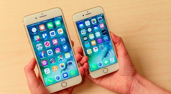 iPhone 7 và 7 Plus: Tuy là cặp đôi “anh em” smartphone được phát hành từ năm ngoái nhưng iPhone 7 và 7 Plus vẫn khá “hot” trên thị trường khi đây là hai trong năm sản phẩm bán chạy nhất trên toàn cầu trong quý 1/2017. Giống như Galaxy S8 và S8+, hai anh em iPhone 7 và 7 Plus khá tương đồng cả về thiết kế nhưng có sự khác biệt đáng kể hơn về thông số kỹ thuật. Ngoài khác biệt về kích cỡ màn hình, cặp đôi này còn khác nhau về dung lượng pin, RAM và camera sau. Cả hai đều trang bị chip A10, camera trước 7MP.