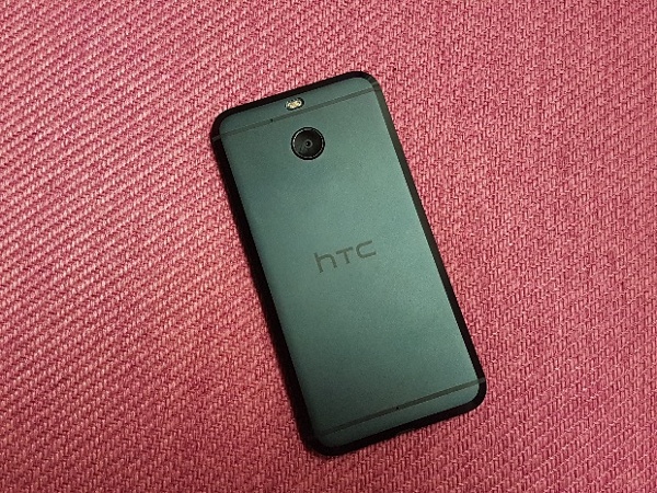 Tuy nhiên HTC 10 Evo có màn hình lớn hơn và là chiếc điện thoại thân kim loại đầu tiên của HTC có khả năng chống bụi nước đạt chuẩn IP57. Tuy nhiên cấu hình được hạ thấp hơn để phù hợp với phân khúc với khả năng cạnh tranh cao hơn. 