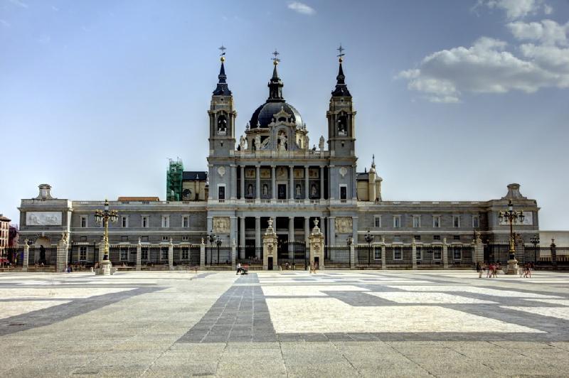 Almudena tại thủ đô Madrid (Tây Ban Nha) là nhà thờ chính tòa của giáo phận Madrid. Thánh đường Almudena tráng lệ mất hơn 100 năm để hoàn thiện toàn vẹn và chính thức được cung hiến năm 1993. Ảnh: Top40-thing.com.