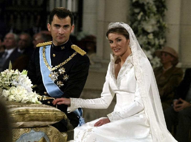 Đến năm 2004, tại Thánh đường Almudena diễn ra lễ cưới hoàng gia long trọng của Hoàng tử Tây Ban Nha Felipe, cùng nữ nhà báo Letizia Ortiz Rocasolano. 10 năm sau, họ trở thành vua và hoàng hậu của nước này. Ảnh: Photocasareal.com.