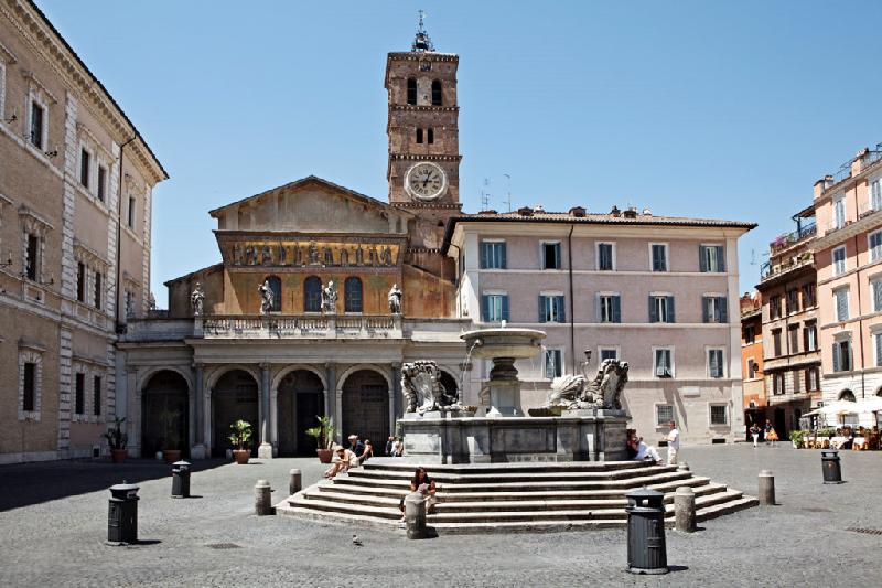 The Basilica of Santa Maria tại Trastevere (Rome, Italy) là một nhà thờ danh giá và cũng là một trong những nhà thờ lâu đời nhất của Roma, được hoàn thiện vào năm 1143. Ảnh: Crash.