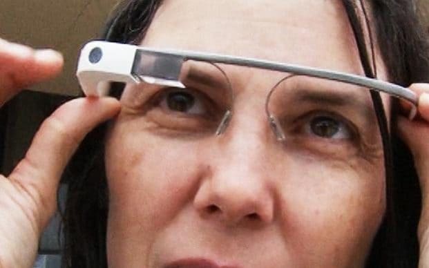 Google Glass – trông như là dụng cụ y tế: Theo ý kiến của số đông người dùng, Google Glass trông cũng không hấp dẫn cho lắm. Dù Google đã cố gắng bù đắp cho thiếu hụt này bằng cách sử dụng gọng kính chất lượng nhà thiết kế, trông chiếc kính vẫn giống như một dụng cụ y tế. Tuy nhiên, 03 nguyên nhân chính dẫn đến thất bại của Google Glass là giá đắt (giá bán ban đầu là 1.500 USD); gây lo ngại về vấn đề riêng tư (đối phương cảm thấy như bị theo dõi); thất bại trong bài kiểm tra về thời trang (giống như một thiết bị y tế hơn là môt chiếc kính thời trang).