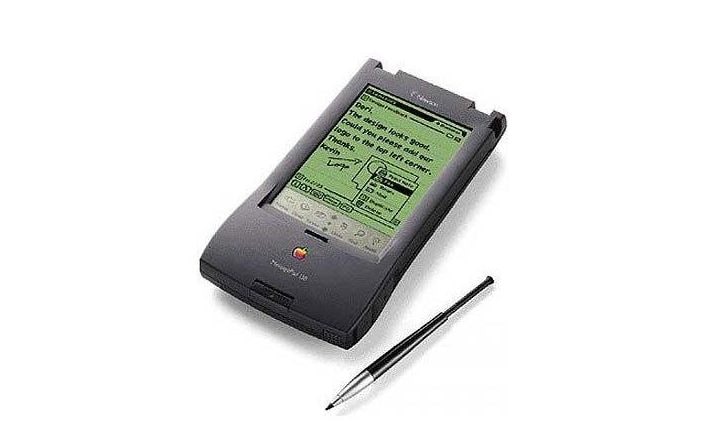 Newton PDA – vào tay nhà sản xuất hàng đầu nhưng vẫn không thành công: Đây là mẫu PDA đươc ra mắt năm 1987. Mặc dù nó đã thất bại thảm hại, mẫu máy này vẫn được Apple duy trì sản xuất trong suốt 11 năm. Lý do của sự thất bại là do chiếc PDA Newton có quá ít chức năng cũng như bút stylus quá tệ.