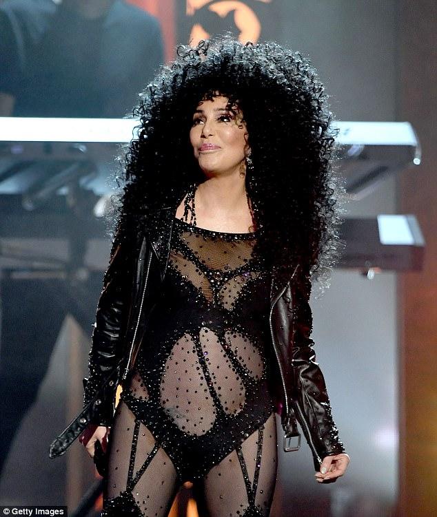 Sau đó, Cher quay trở lại sân khấu để trình bày ca khúc 