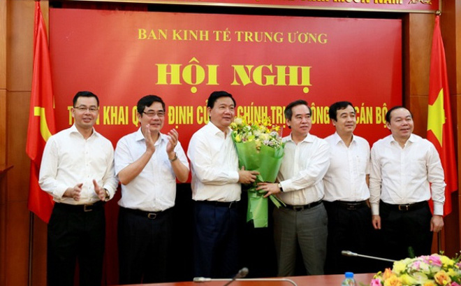 Ông Nguyễn Văn Bình và lãnh đạo Ban Kinh tế Trung ương tặng hoa ông Thăng. Ảnh do Ban cung cấp.