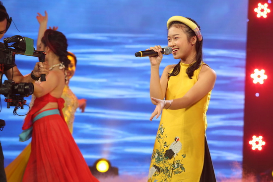 Ca sĩ Quang Linh còn hài hước cho biết thêm bốn mươi mấy năm nữa, bé sẽ hát hay bằng NSND Thu Hiền. Cô liền phản bác và cho rằng thí sinh sẽ còn hát hay hơn mình trong tương lai.