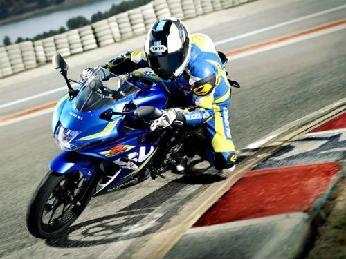 Đối thủ của Suzuki GSX-R150 là Honda CBR150R và Yamaha R15